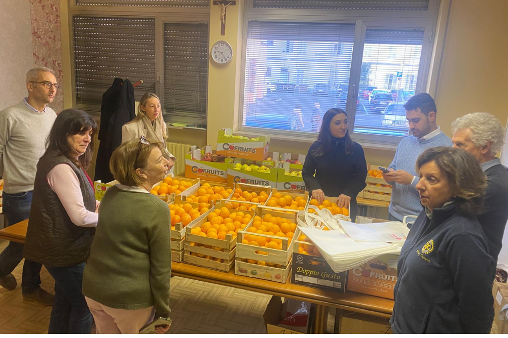 Distribuendo frutta alla CARITAS